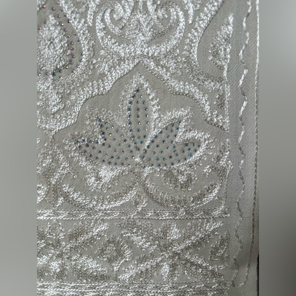 India Pashmina Silk Wool Blend iridescent crystals Lotus flowers 28x80 - Picture 3 of 4